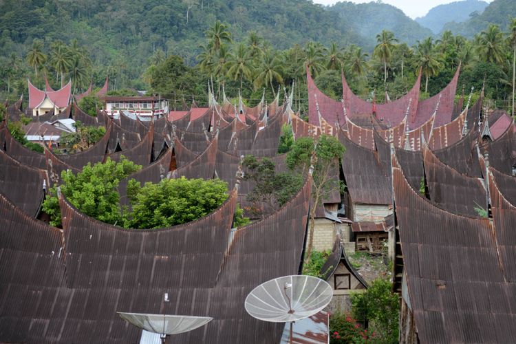 Rumah-rumah dengan atap berbentuk bagonjong di Kawasan Seribu Rumah Gadang, Muaralabuh, Kabupaten Solok Selatan, Sumatera Barat, Jumat (26/1). Di kawasan ini masih banyak ditemui rumah-rumah gadang khas Minangkabau dengan atap berbentuk bagonjong.

Kompas/Iwan Setiyawan (SET)
26-01-2018

Untuk lipsus Hari Pers Nasional