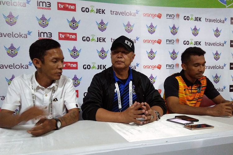 Pelatih Persegres Gresik United Hanafi (tengah) dan Yulius Mauloko (kanan) selepas pertandingan kontra Bhayangkara FC.