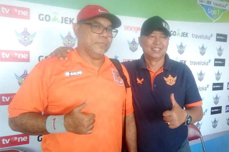 Pelatih Borneo FC Iwan Setiawan (kiri) bersama dengan pelatih Persegres Gresik United Hanafi.