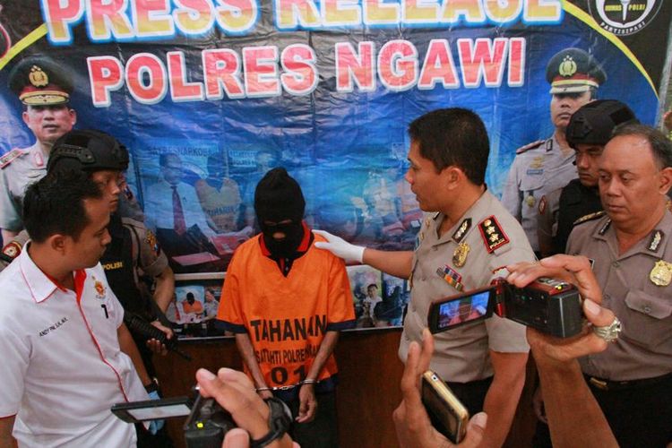 Kapolres Ngawi, AKBP Nyoman Budhiarja menunjukkan tersangka oknum guru ngaji, Nur Yasin (57) yang ditangkap lantaran mencabuli 14 muridnya, Rabu ( 13/9/2017) pagi.