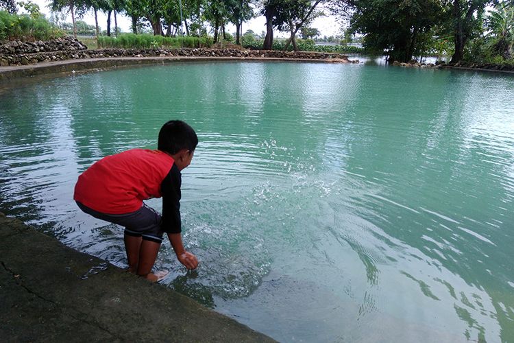 Pengunjung cukup tertarik untuk bisa berlama-lama bermain dengan air di wisata Banyu Biru.