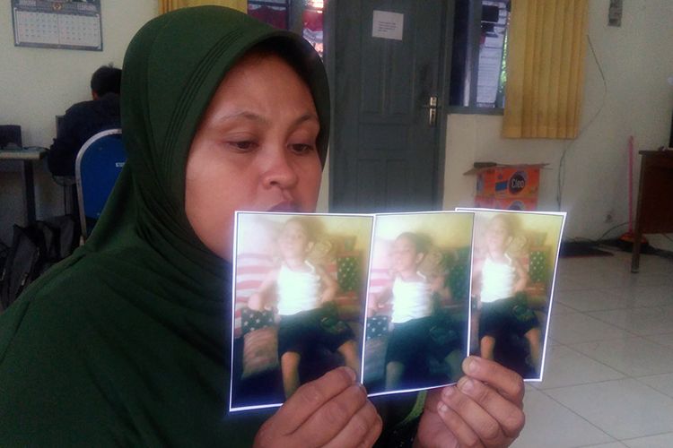 Wijayanti saat memperlihatkan foto anaknya Muhammad Fajar, yang mengalami gizi buruk.
