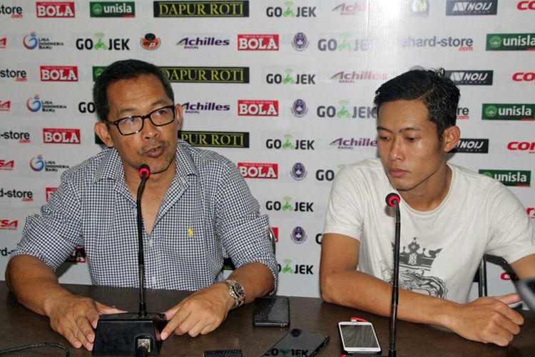 Pelatih Persela Aji Santoso (kiri) dan Ahmad Birrul Walidain.