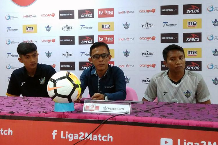 Pelatih Persegres Gresik United Pudji Handoko (kanan) dan Malik Risaldi (kiri), sebelum pertandingan lawan PSIM Jogjakarta.