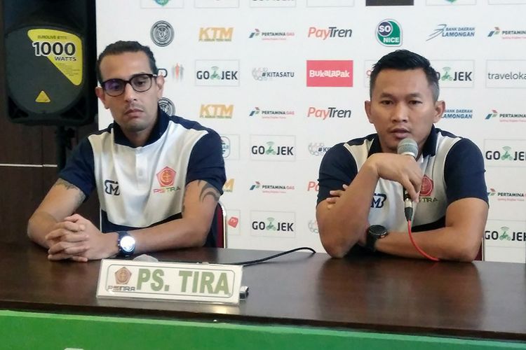 Pelatih PS Tira Rudy Eka Priyambada (kanan) bersama dengan Gustavo Lopez.
