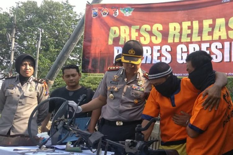 Kapolres Gresik AKBP Wahyu Sri Bintoro (tengah) saat menanyai kedua pelaku pencurian mobil pick up, Rabu (30/5/2018)