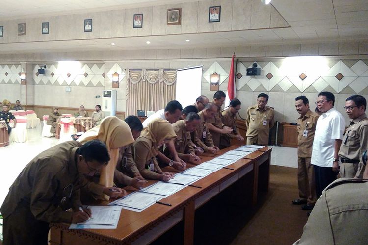 Para pimpinan 10 OPD Kabupaten Gresik saat menandatangani pencanangan zona integritas, Senin (4/5/2018)