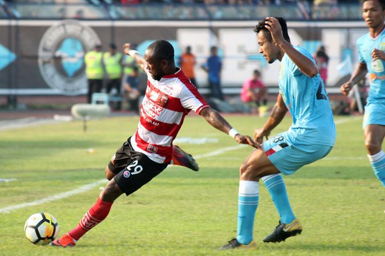 Zah Rahan (kiri) saat memperkuat Madura United menghadapi Persela Lamongan.