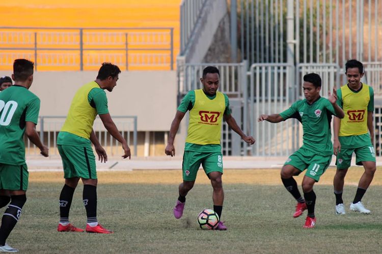 Para pemain Kalteng Putra saat melakukan sesi uji coba Stadion Gelora Joko Samudro, Gresik, Rabu (19/9/2018).