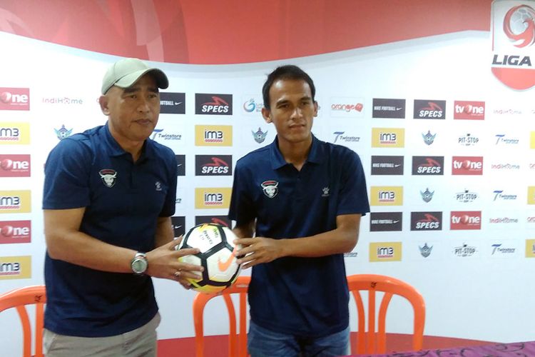 Pelatih Madura FC Salahudin (kiri) dan Faris Aditama dalam sesi jumpa pers sebelum laga kontra Persegres Gresik United, Senin (24/9/2018).