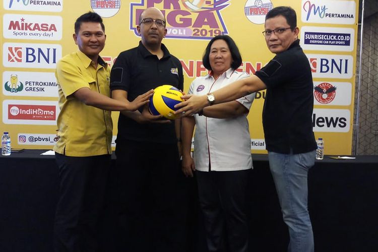 Direktur Proliga Hanny S. Surkatty (dua dari kiri), optimistis seri kedua Proliga 2019 di Gresik bakal menyajikan pertandingan-pertandingan menarik.