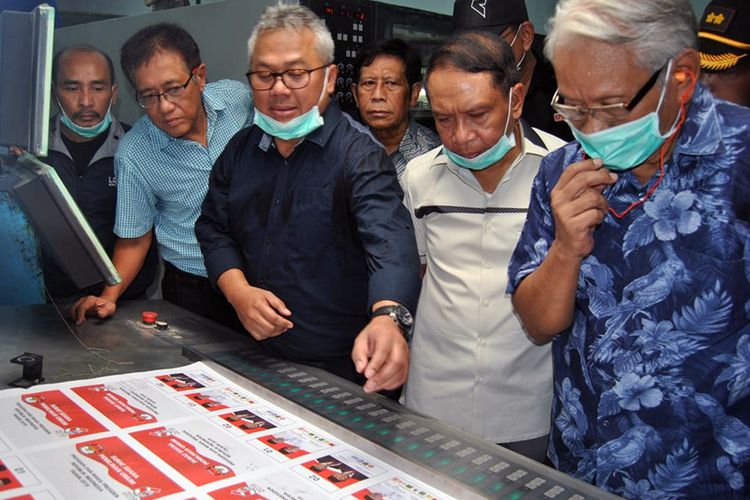 Ketua Komisi Pemilihan Umum (KPU) Arief Budiman (tiga dari kiri) saat melihat langsung proses pencetakan surat suara di PT Temprina Media Grafika, Minggu (20/1/2019).