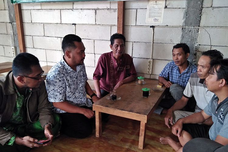 Fandi Akhmad Yani (dua dari kiri), saat berbincang dengan warga di sebuah warkop yang ada di Kecamatan Cerme, Gresik.