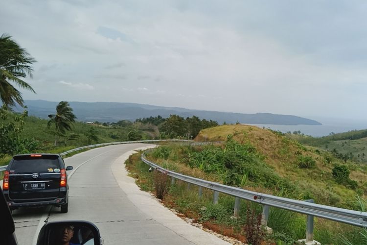 Perjalanan menuju Geopark Ciletuh, yang penuh kelokan, turunan, dan tanjakan curam, Sabtu (23/6/2018).