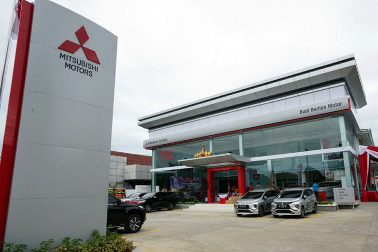 Diler khusus mobil penumpang terbaru Mitsubishi milik Budi Berlian Motor di Lampung, menjadi yang ke-100 di Indoneia.