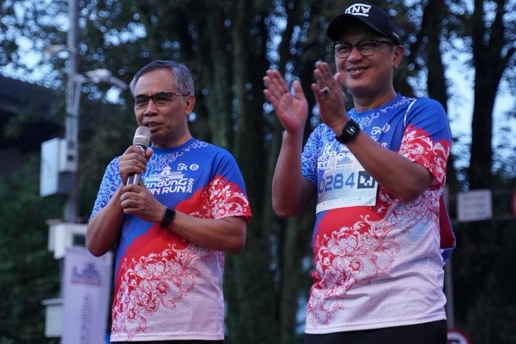 Ketua Dewan Komisioner OJK Wimboh Santoso (kiri) bersama Deputi Gubbernur Bank Indonesia Erwin Rijanto saat membuka Bandung Edu Fin Run 2019, Minggu (7/4/2019)