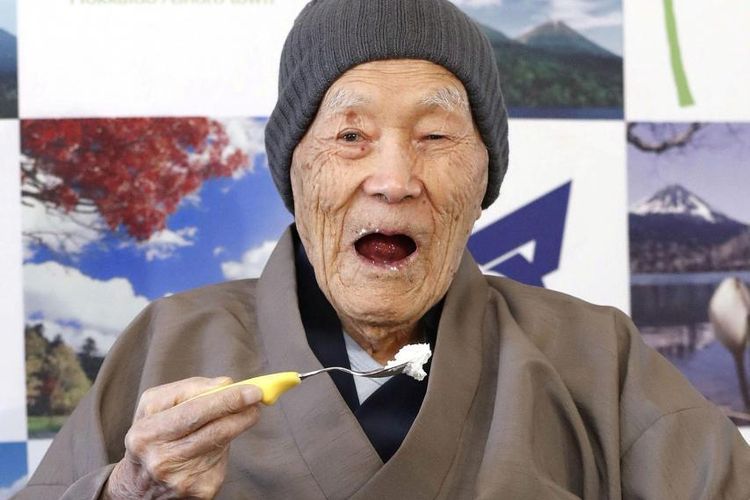 Masazo Nonaka memakan kue favoritnya ketika dikukuhkan sebagai manusia tertua di dunia versi Guinness World Records. Rabu ini (25/7/2018), dia berulang tahun yang ke-113.