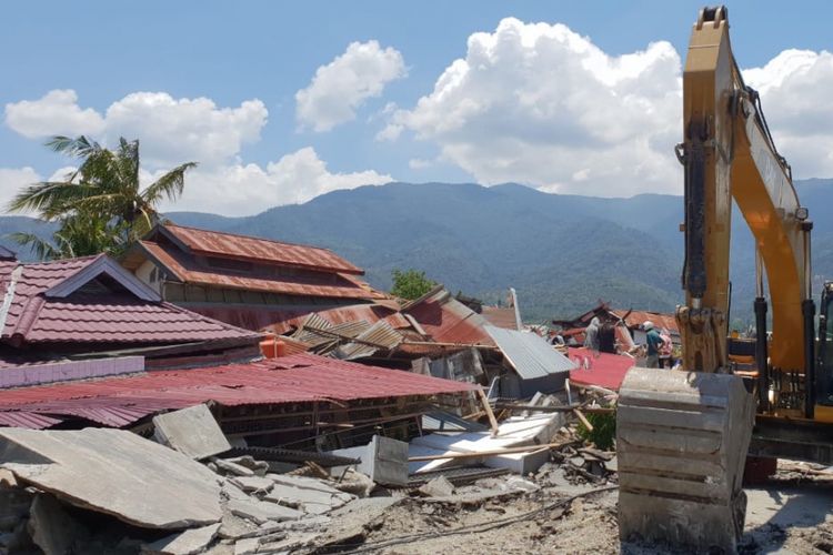 Ada pula tambahan 2 ekskavator yang dalam perjalanan dari Makassar. Kedua alat tersebut diperkirakan akan tiba pada hari Selasa (2/10/2018)