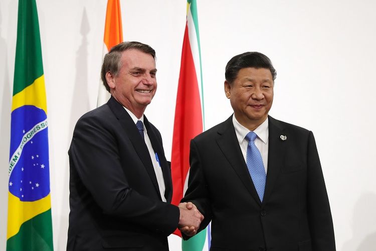 Presiden Brasil Jair Bolsonaro (kiri) berjabat tangan dengan Presiden China Xi Jinping saat pertemuan BRICS di KTT G20 di Osaka, Jepang, Jumat (28/6/2019).