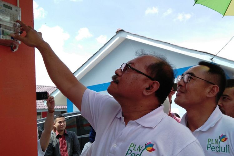 Direktur Pembinaan Pengusahaan Ketenagalistrikan Kementerian ESDM Hendra Iswahyudi saat memberikan bantuannya token listrik gratis Huntara pengungsi Gunung Sinabung, Senin (9/4/2018)