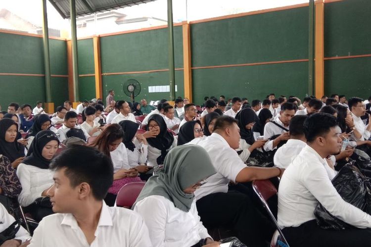 Sejumlah peserta tes SKD menunggu giliran memasuki ruangan tes, di Gedung Siti Khadijah, Yogyakarta.