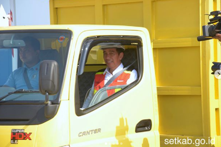 Presiden Joko Widodo menumpang truk Mitsubishi Fuso saat meresmikan jalan tol Ngawi-Kertosono seksi Ngawi-Wilangan, di Gerbang Tol Madiun, Desa Bagi, Kecamatan Madiun, Kabupaten Madiun, Jawa Timur, Kamis (29/3/2018).