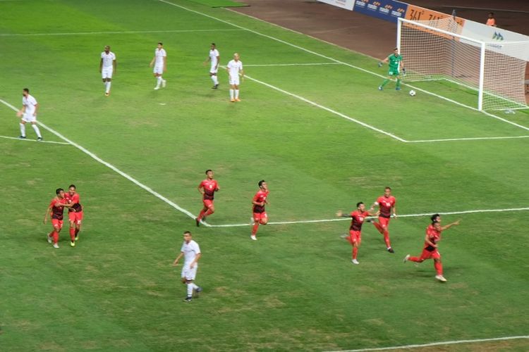 Para pemain Timnas U-23 Indonesia merayakan gol Irfan Jaya ke gawang Palestina pada pertandingan Grup A Asian Games 2018 di Stadion Patriot, 15 Agustus 2018. 