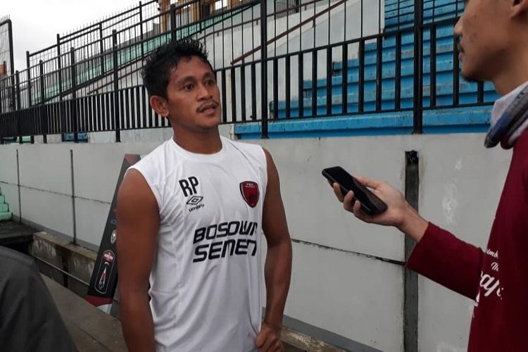 Gelandang PSM Makassar, Rizki Pellu, saat diwawancarai selepas sesi latihan di Stadion Moch Soebroto, Selasa (5/3/2019).