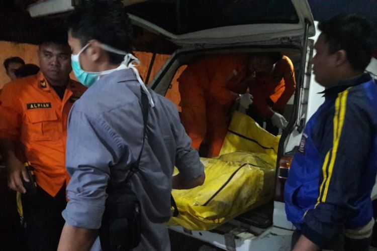 Jenazah Hanifah korban kecelakaan speedboat saat dibawa ke rumah sakit Bhayangkara Palembang