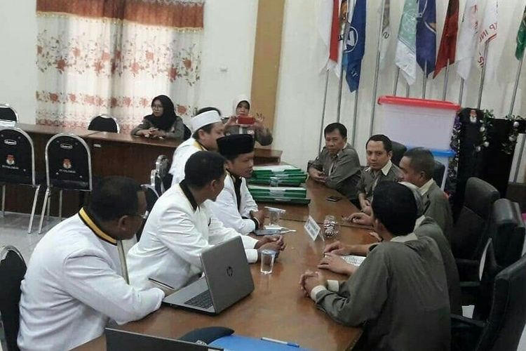 Pengurus PKS Jombang saat menyerahkan berkas pendaftaran bacaleg di KPU Jombang.