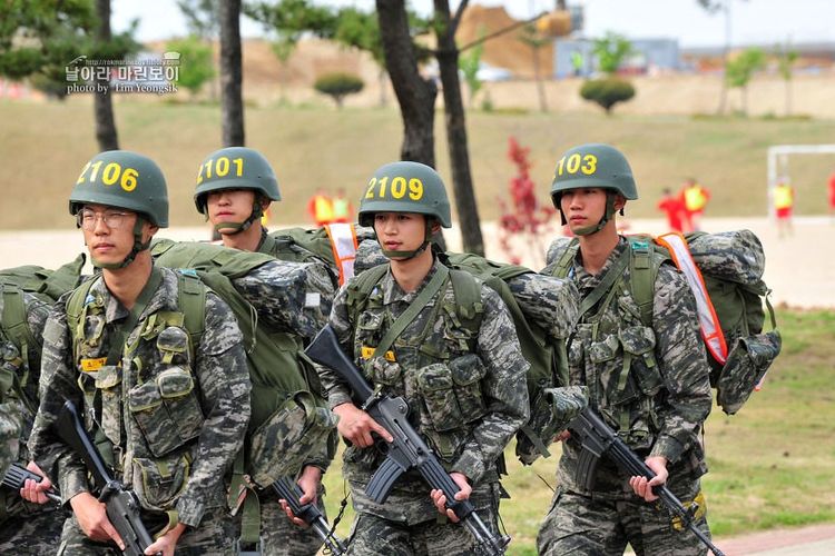 Minho SHINee yang tengah menjalankan tugas wajib militer.