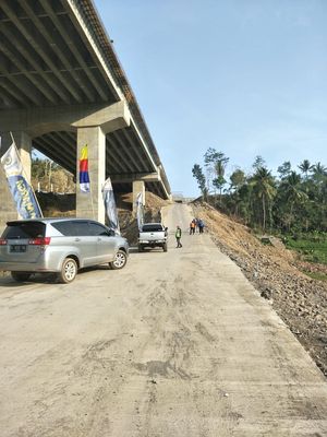 Setelah jembatan Kali Kenteng selesai dibangun, tanjakan ini hanya akan digunakan untuk operasional warga sekitar.