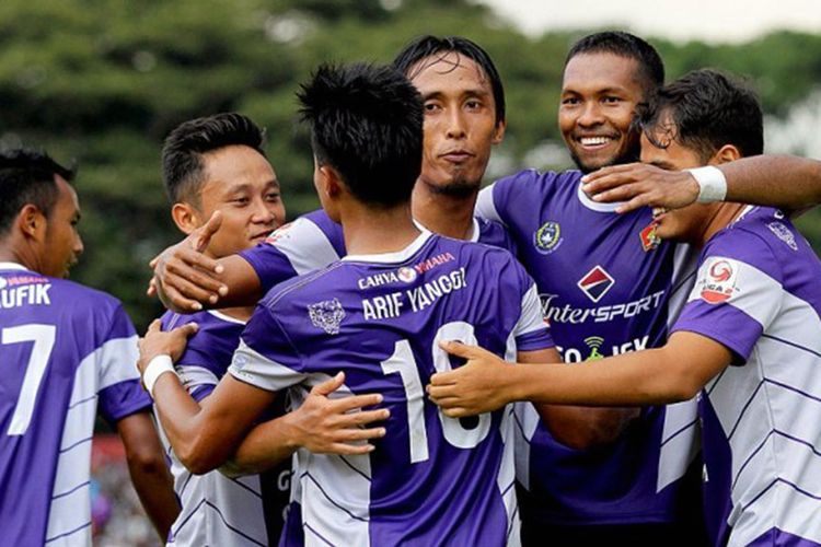 Abdul Abanda Rahman (dua dari kanan), saat masih memperkuat Persik Kediri pada musim kemarin.