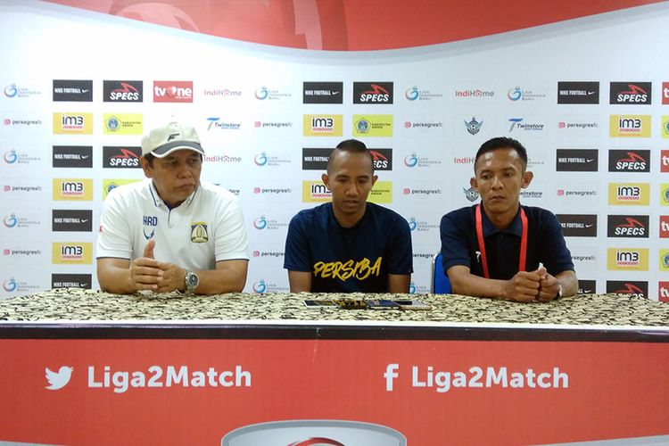 Pelatih Persiba Balikpapan Hariyadi (kiri) dan Siswanto (tengah), selepas laga kontra Persegres Gresik United, Kamis (4/10/2018).