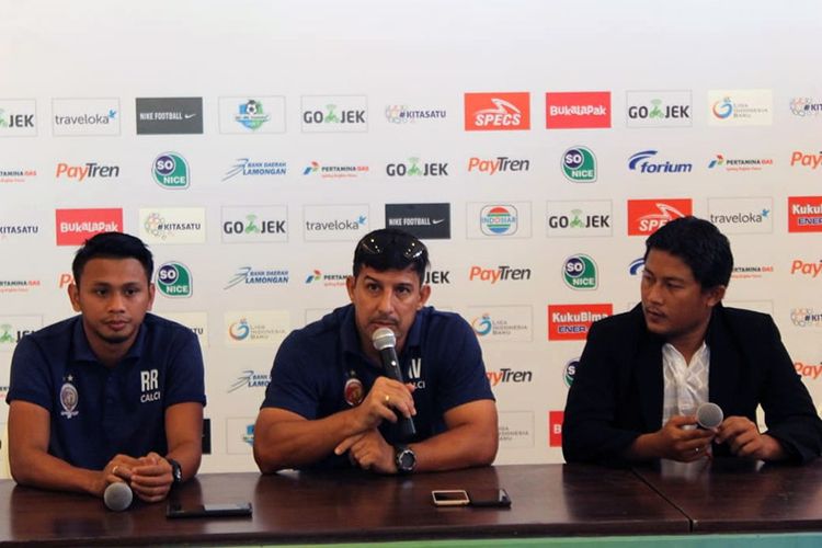 Alfredo Vera (tengah) dalam sesi jumpa pers sebelum pertandingan Sriwijaya FC menghadapi Persela Lamongan.