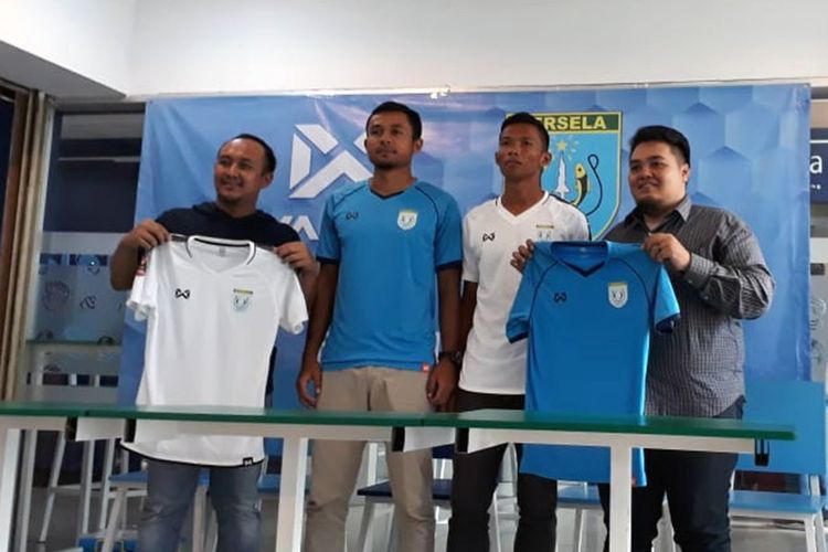Manajemen dan pemain Persela Lamongan serta perwakilan dari Warrix, saat acara launching jersey di Plaza Lamongan, Sabtu (2/3/2019).