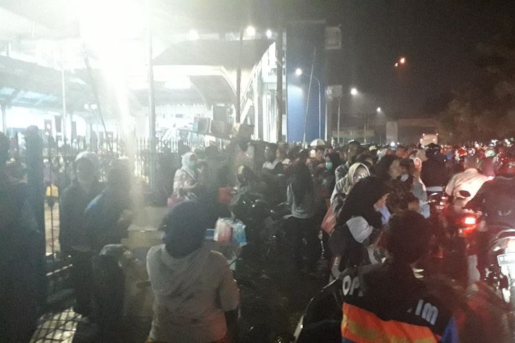 Penumpang KRL meluber di depan Stasiun Cakung imbas gangguan pada Selasa (2/4/2019) malam.
