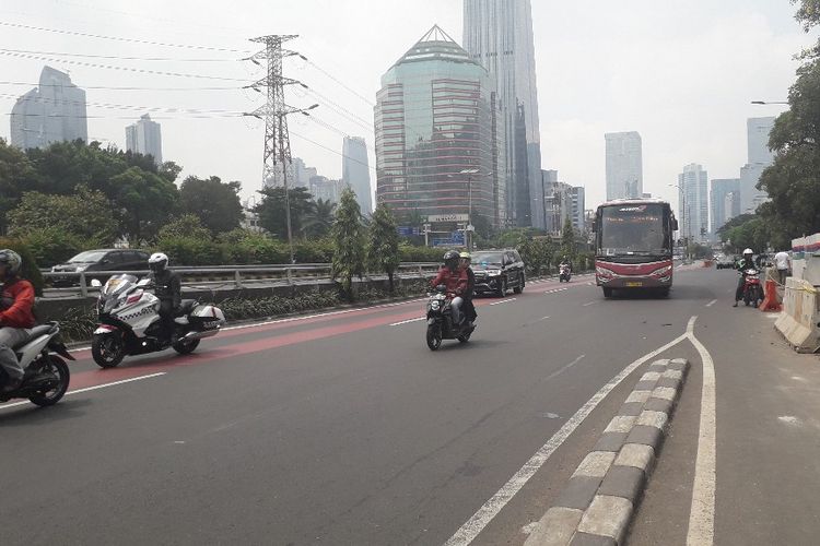 Lalu lintas di Jalan Gatot Subroto depan Mapolda Metro Jaya terpantau lengang, Rabu (17/4/2019).