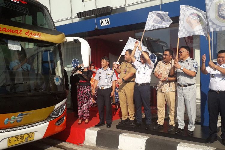 Kementerian Perhubungan melepas keberangkatan bus AKAP Tol Trans Jawa di Terminal Pulogebang, Senin (27/5/2018).