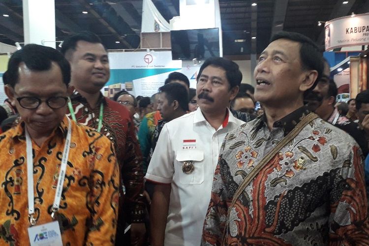 Menko Polhukam Wiranto mengunjungi salah satu booth usai membuka acara Apkasi Otonomi Expo 2019 di JCC, Rabu (3/7/2019).