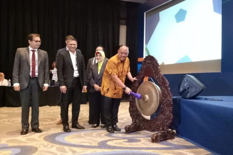Ketua KONI Marciano Norman saat memukul gong tanda dimulainya Kongres Luar Biasa PSSI di Hotel Mercure Ancol, Jakarta Utara, Sabtu (27/7/2019) malam.