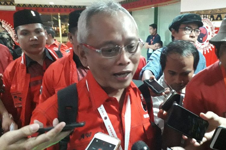 Politikus PDI-P Arif Wibowo memberi keterangan kepada wartawan di sela-sela Kongres PDI-P di Bali, Jumat (9/8/2019).