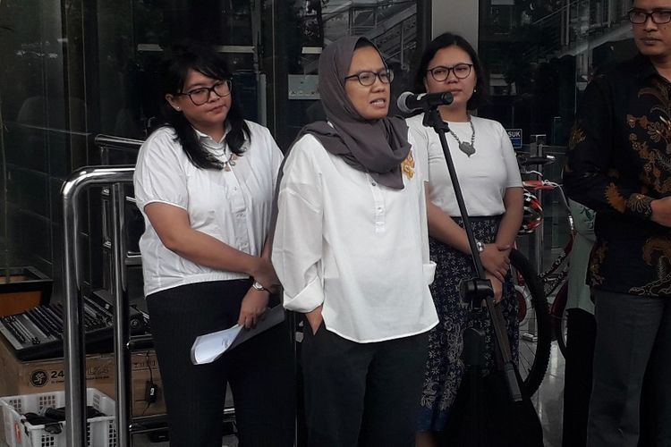 Anggota Koalisi Masyarakat Sipil untuk KPK Bersih Yati Andriyani di Gedung KPK, Kamis (29/8/2019).