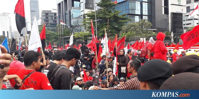 Massa Bergerak ke Istana. Petugas Bersih-bersih Sampah di Bundaran HI