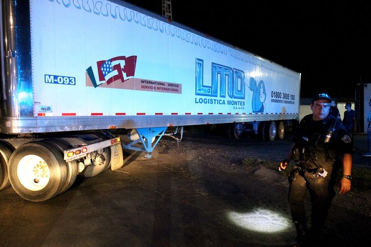 Truk membawa kontainer berpendingin yang berisi 273 jenazah tak dikenal melintasi jalanan di kota Guadalajara, Meksiko.