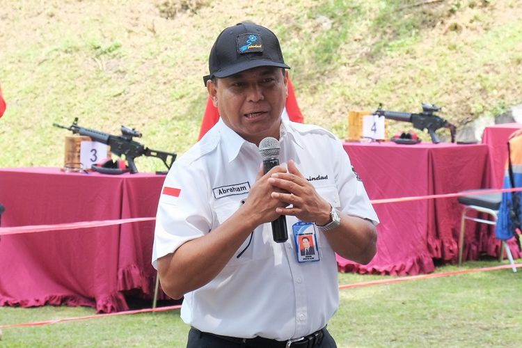 Direktur Utama PT Pindad, Abraham Mose saat ditemui di lapangan tembak Pindad, Bandung, Selasa (17/4/2018)