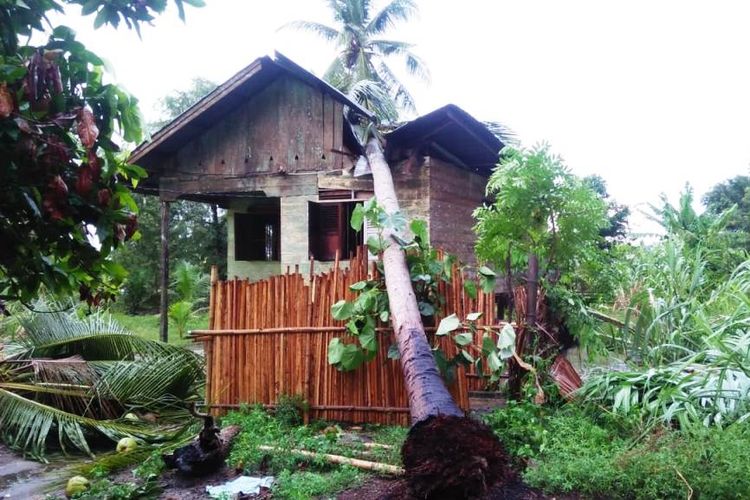 Salah satu rumah yang rusak akibat puting beliung di Desa Cot Paya, Kecamatan Baktiya Barat, Aceh Utara, Aceh, Selasa (11/6/2019)