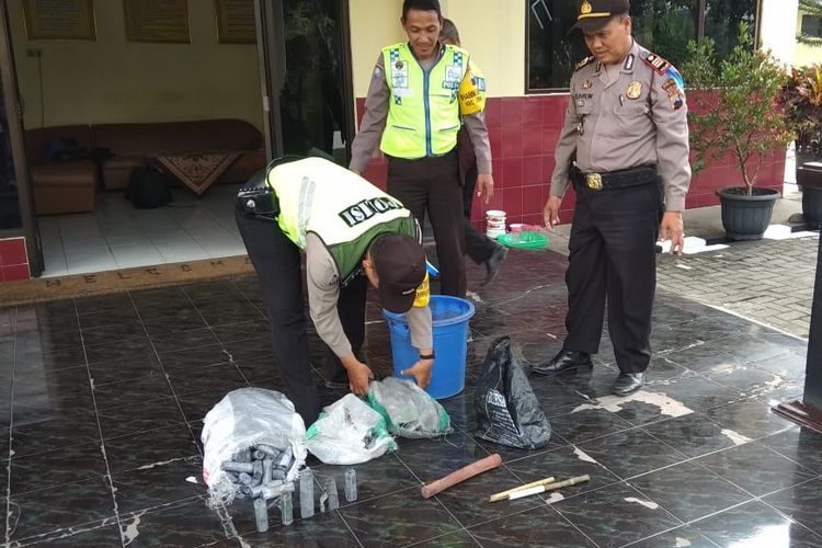 Aparat Polsek Tempuran Kabupaten Magelang mengamankan barang bukti ratusan petasan atau mercon yang diduga dibuat oleh warga, Munawir (55), Jumat (31/5/2019).