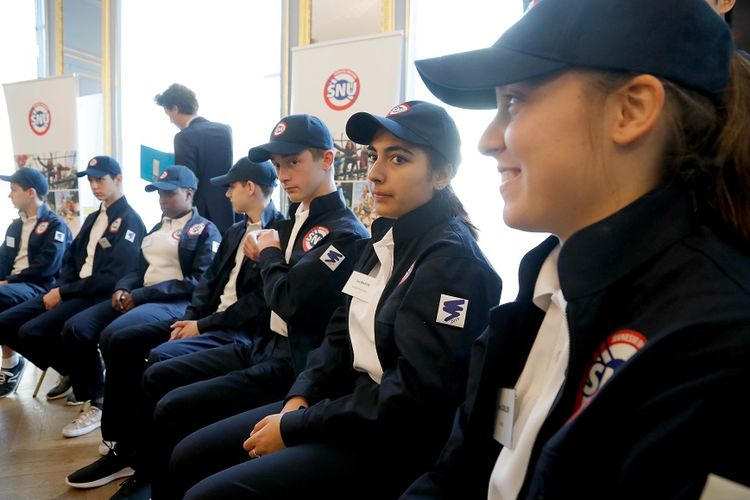 Remaja Perancis mengenakan seragam resmi untuk program layanan nasional universal atau SNU, dalam presentasi resmi pada 18 April 2019 di Kementerian Pendidikan di Paris.
