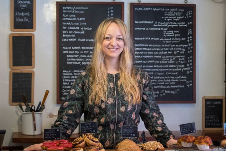 Calire Ptak, koki pastry dari London timur yang akan membuat kue untuk pernikahan Pangeran Harry dan Meghan Markle, pertengahan Mei mendatang.  